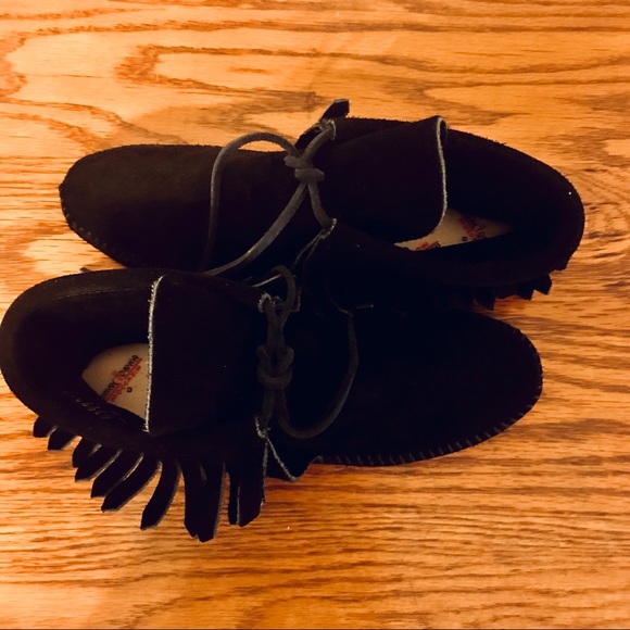 Minnetonka Classic fringe soft sole boot - Picture 4 of 7